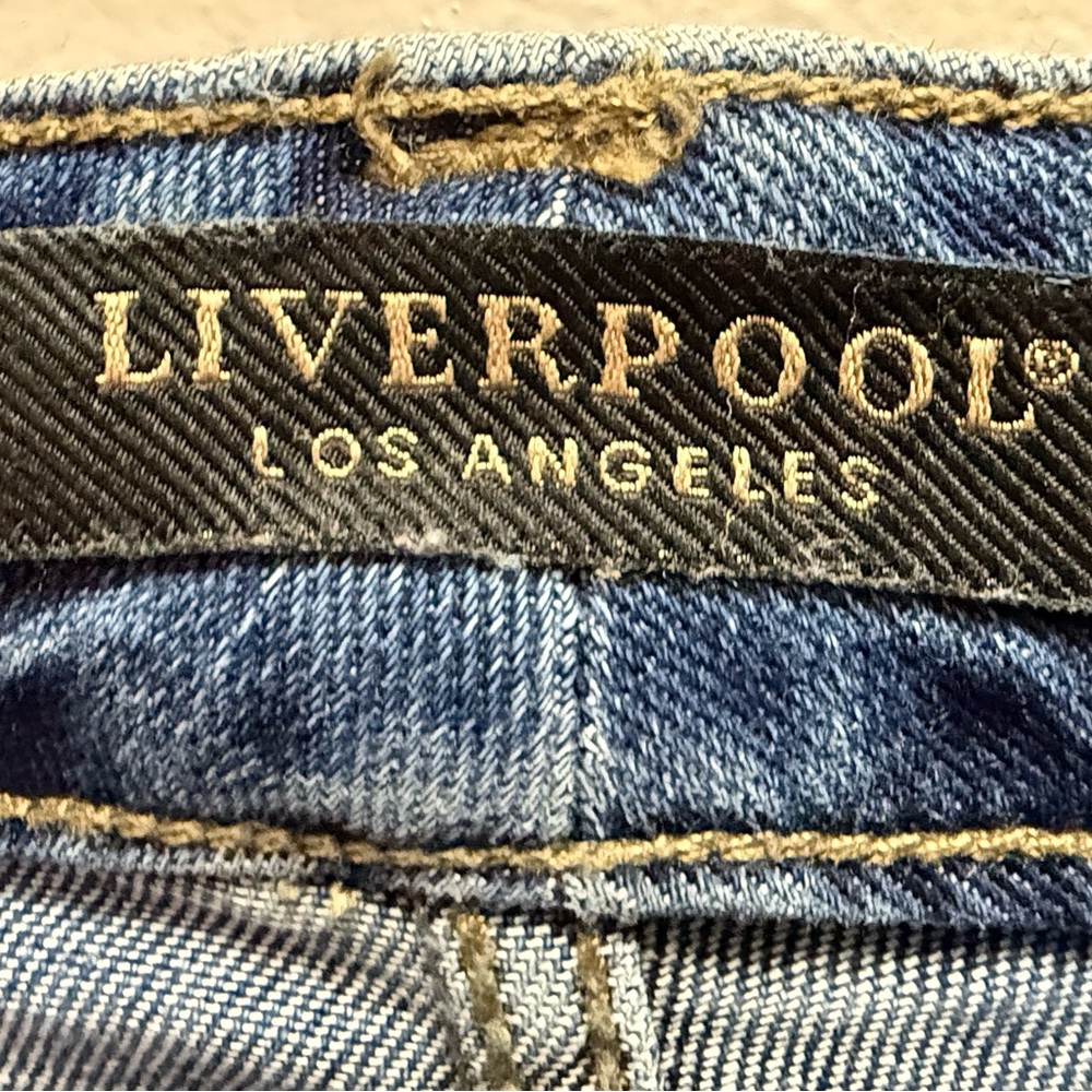 2/$29 on $20 Jeans. EUC Liverpool Light Blue Cropped Straight Leg Jeans w/Zips - Picture 6 of 7